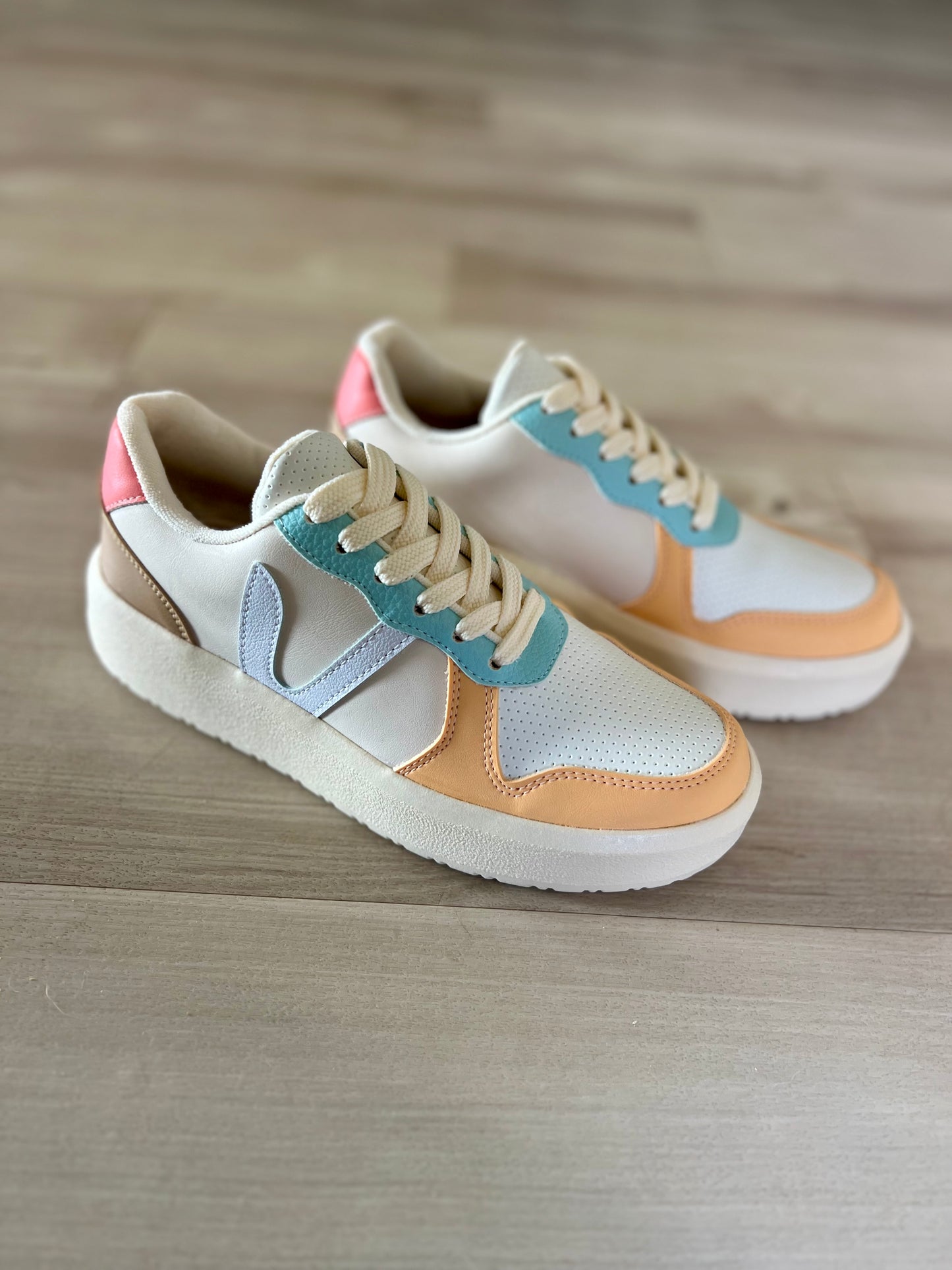Nova Sneakers