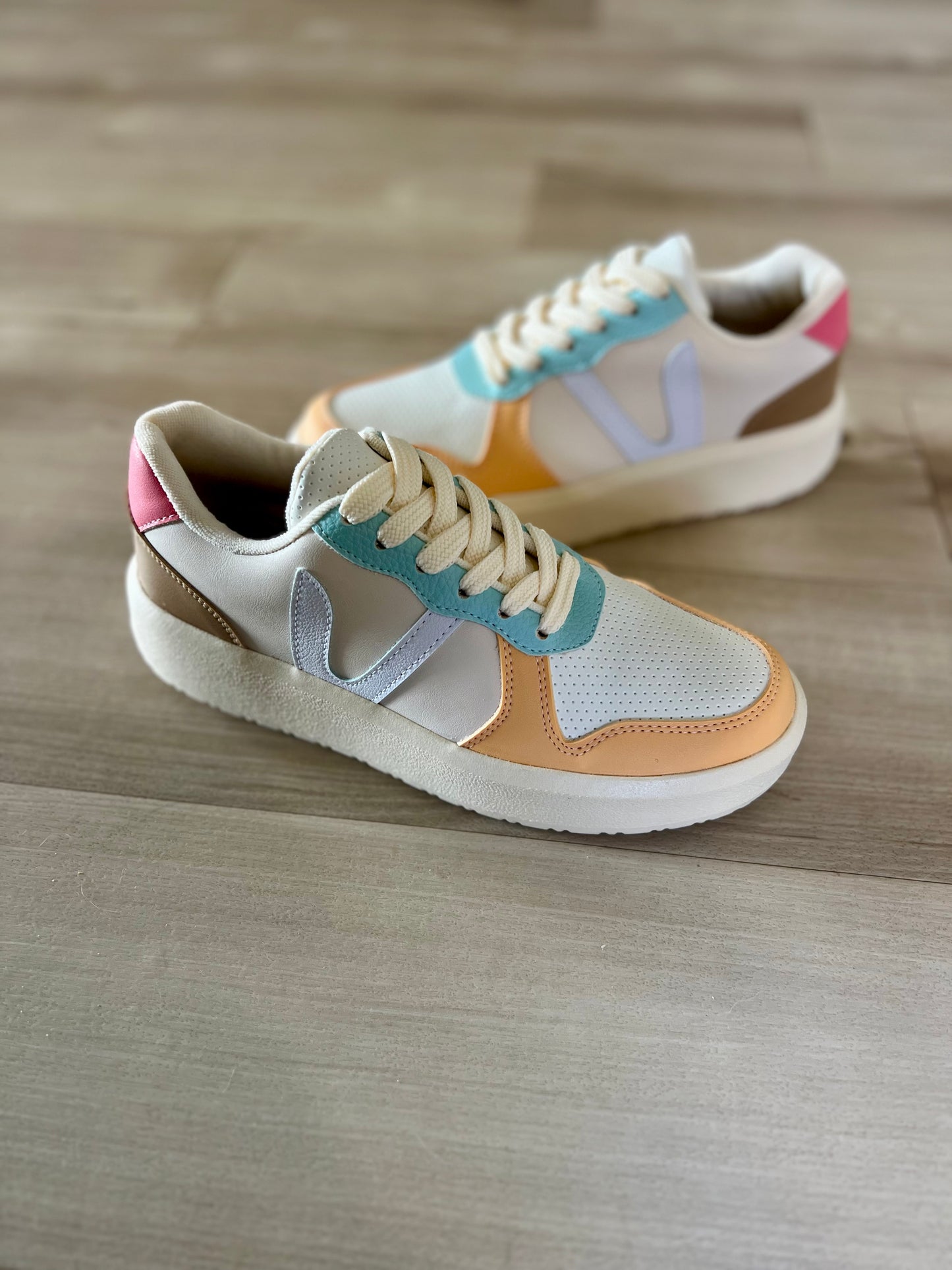 Nova Sneakers