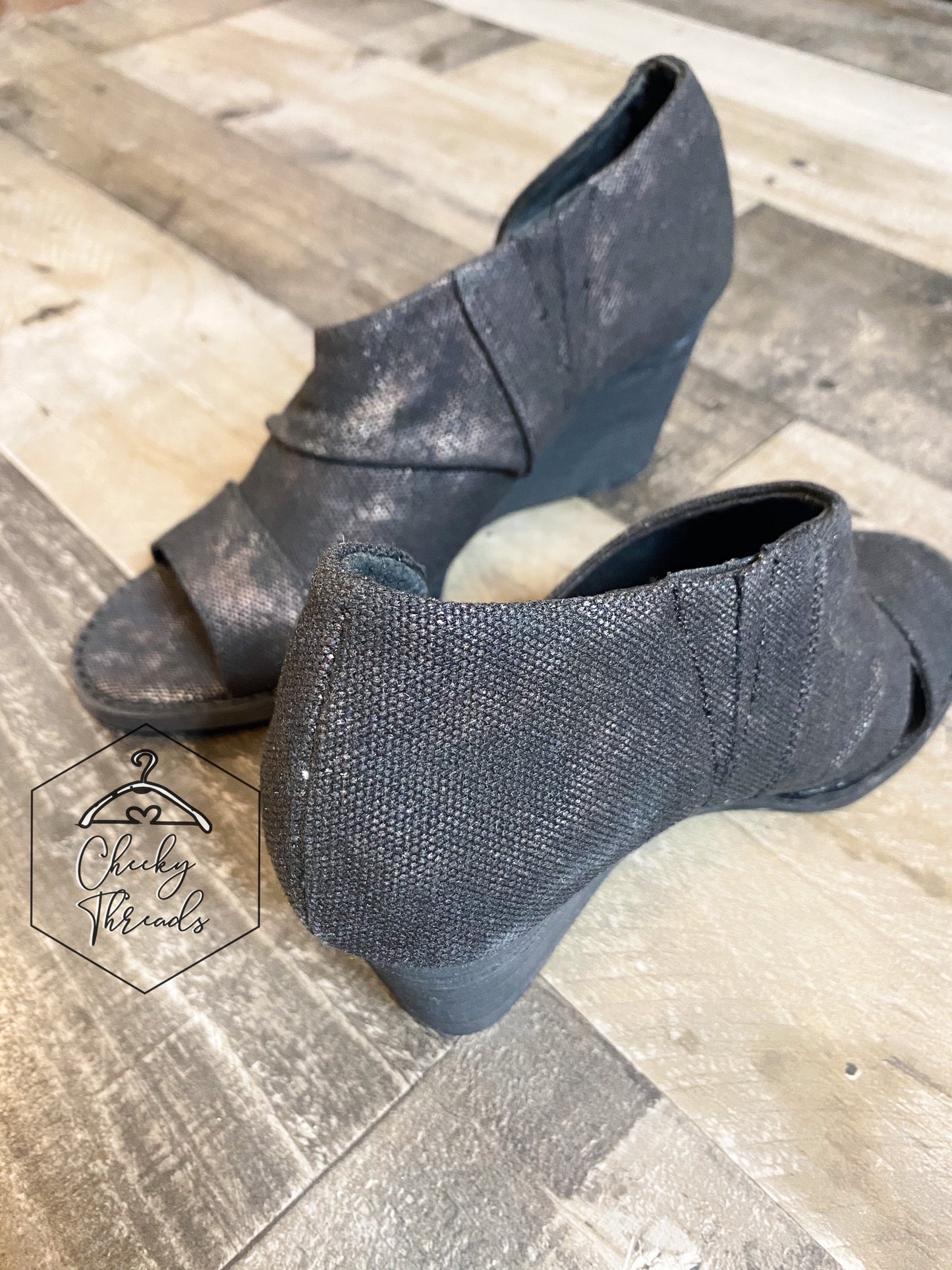 (8.5) Black Wrap Wedges